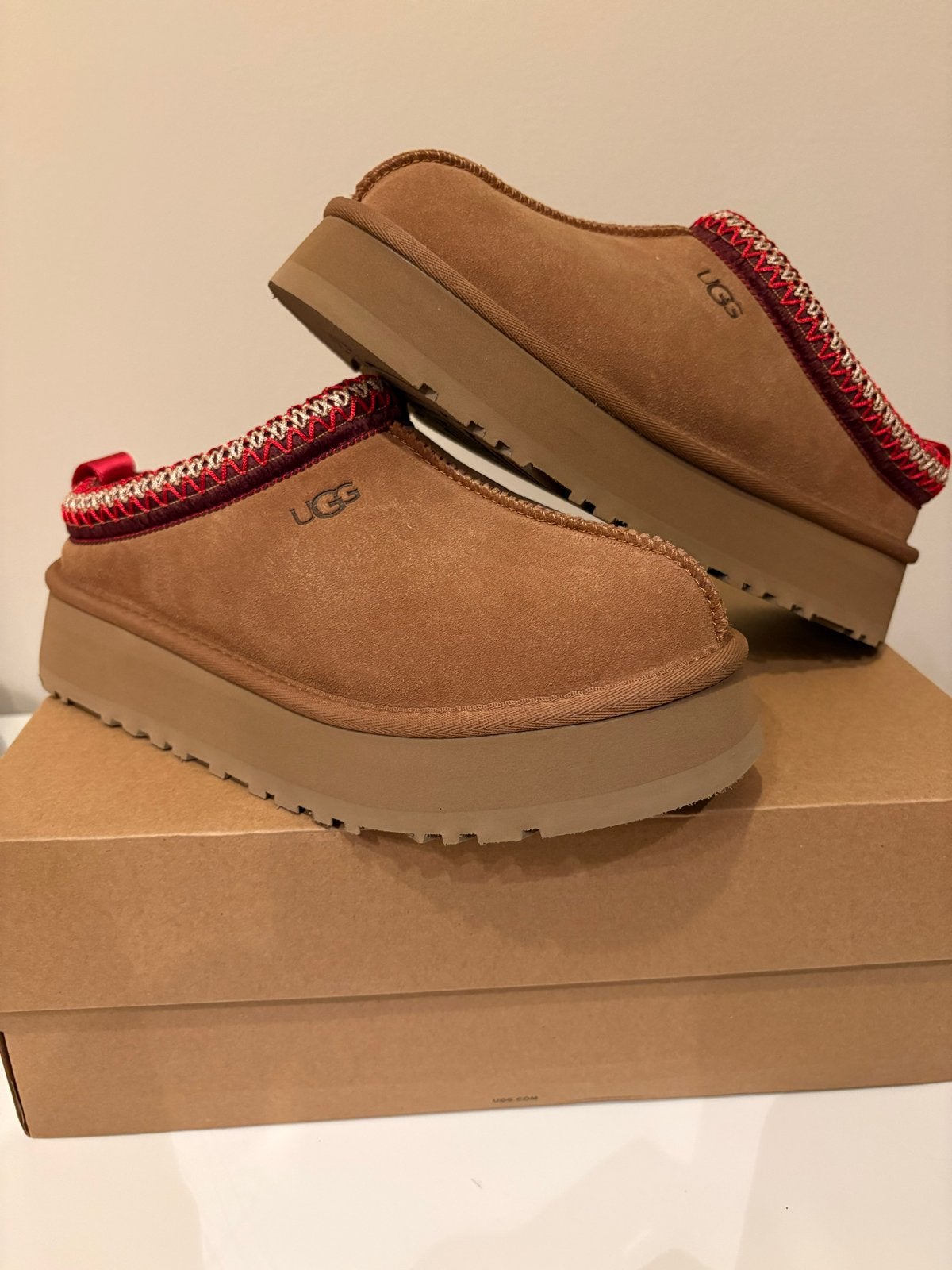 Nieuwe UGG Tazz II in doos, maat 39, Ophalen of Verzenden, Nieuw, Bruin, Pantoffels of Sloffen