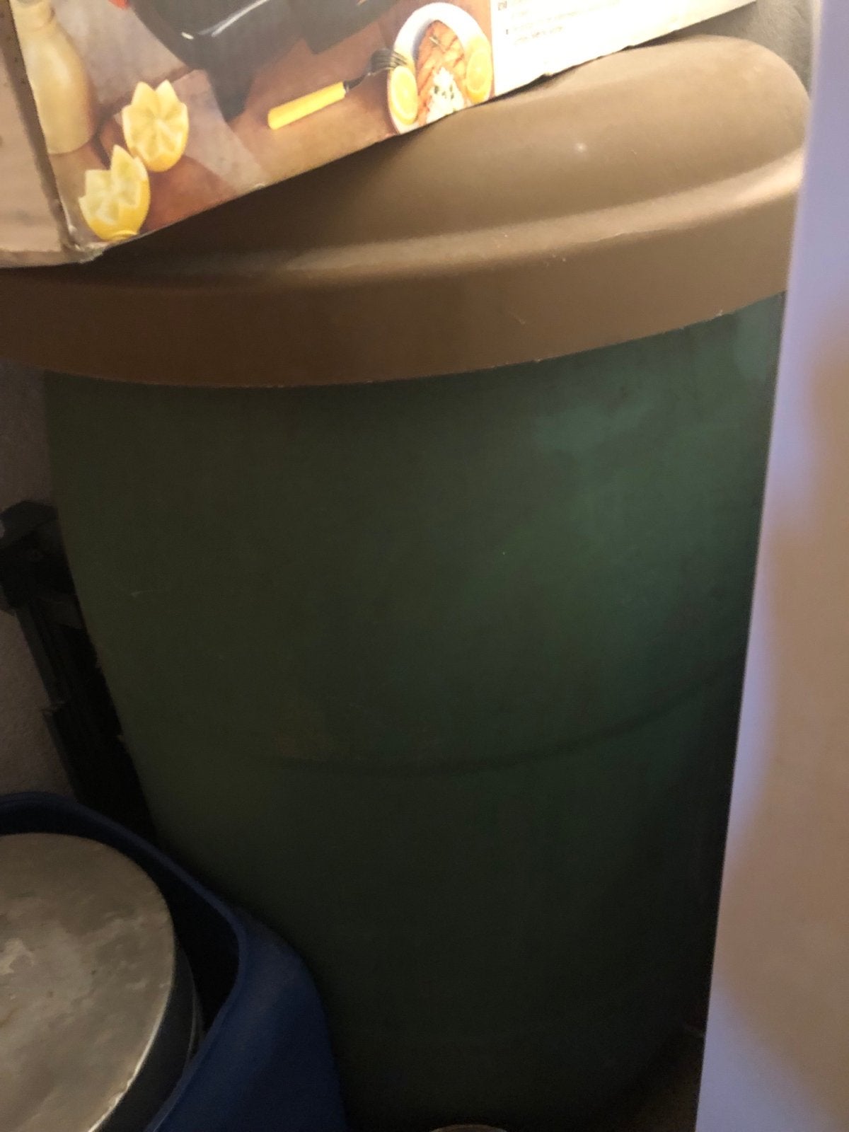 Grote groene ton met bruin deksel, Ophalen, Gebruikt