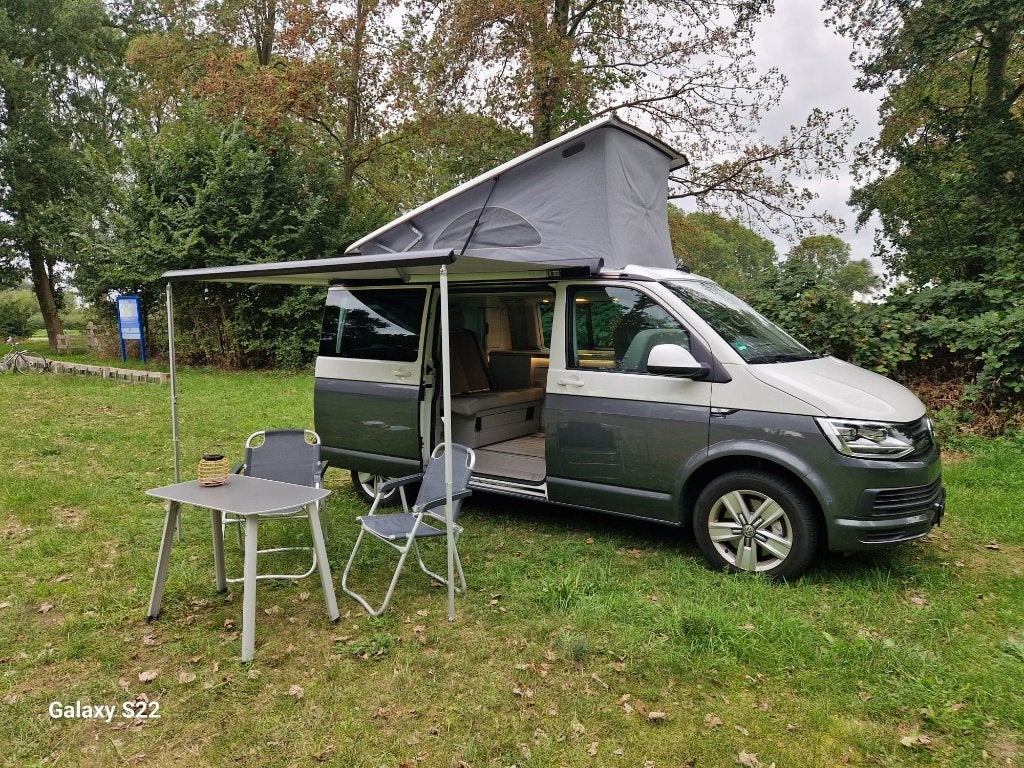 Originele VW California two-tone T6 150kw - 204pk, Buscamper of Camperbus, Volkswagen, Particulier, 4 tot 5 meter