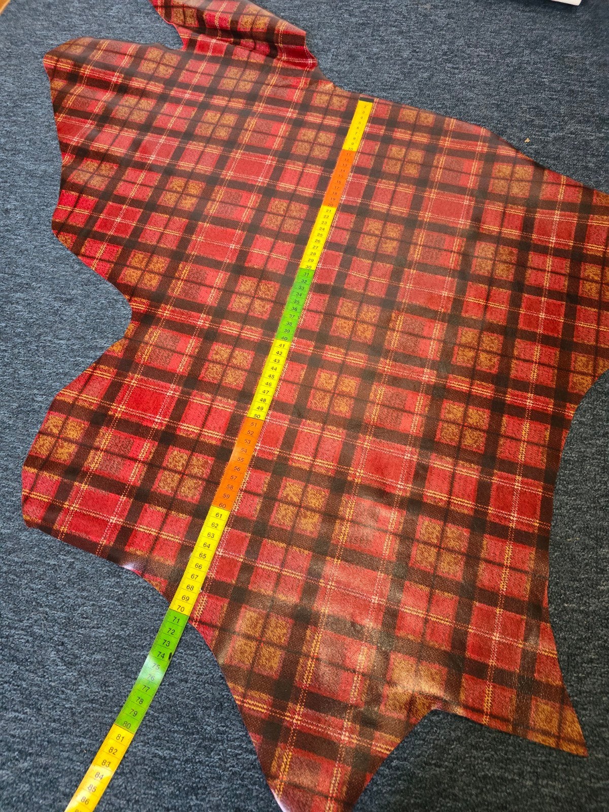 Grote lap leer met rode Schotse ruit, Hobby en Vrije tijd, Stoffen en Lappen, Leer of Kunstleer, Nieuw, Ophalen of Verzenden, 30 tot 120 cm