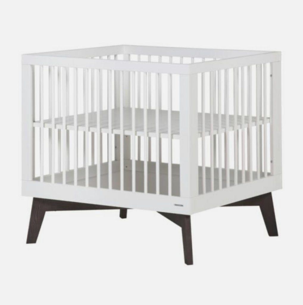 Kidsmill Box Sixties (walnoot onderstel), Kinderen en Baby's, Boxen, Ophalen, Zo goed als nieuw, Rechthoekig, In hoogte verstelbaar