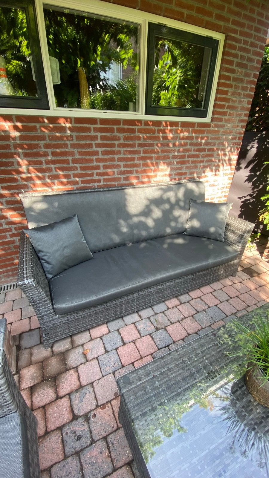 Foto 2 van Complete Loungeset: 3-zitsbank,2 fauteuils, tafel ,2 hockers