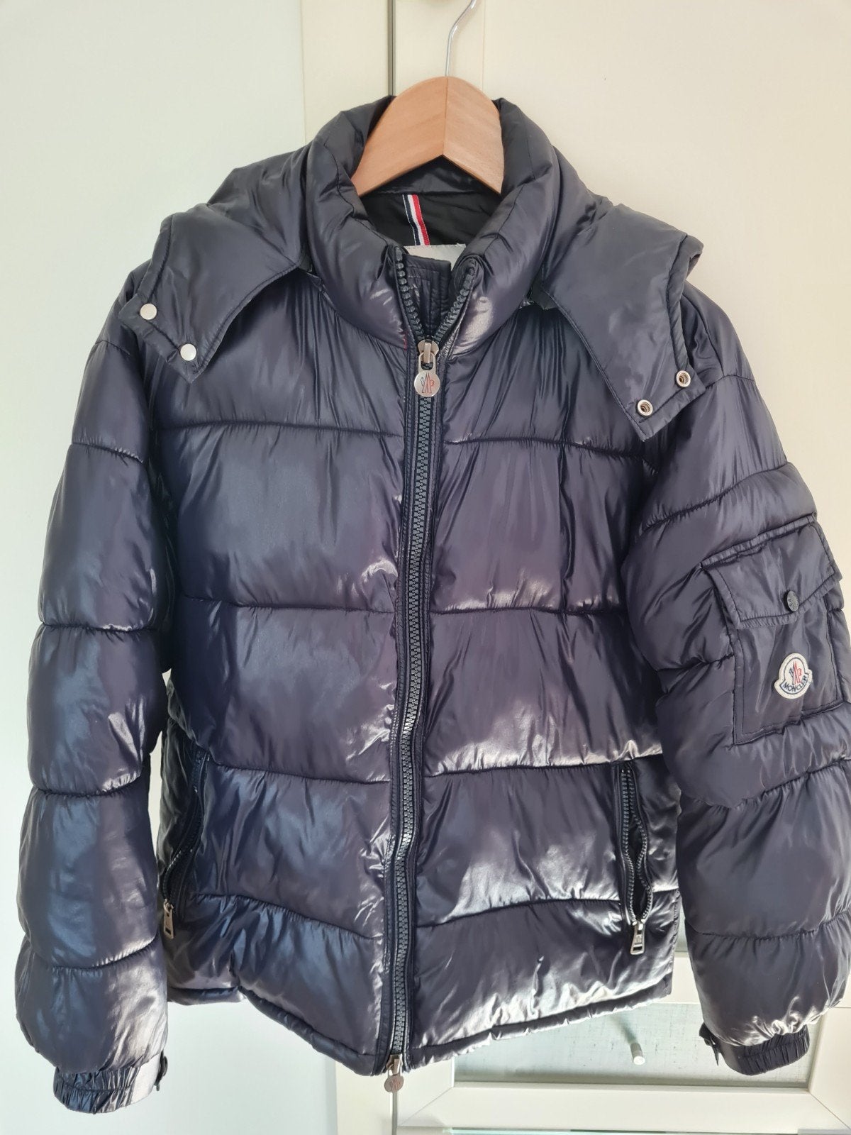 Moncler  jongens winterjas donkerblauw, maat M (valt als S, Ophalen of Verzenden, Zo goed als nieuw, Jongen, Jas