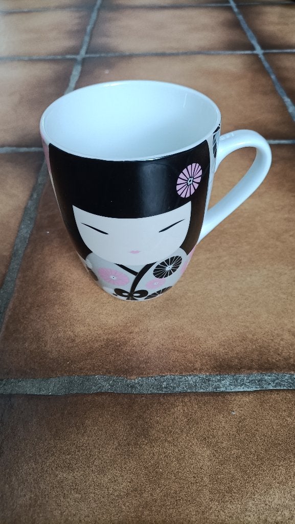 Mok vn Yoshimi, Kimmidoll collection,2 Verschillende kanten, Ophalen of Verzenden, Zo goed als nieuw, Porselein, Kop en/of schotel