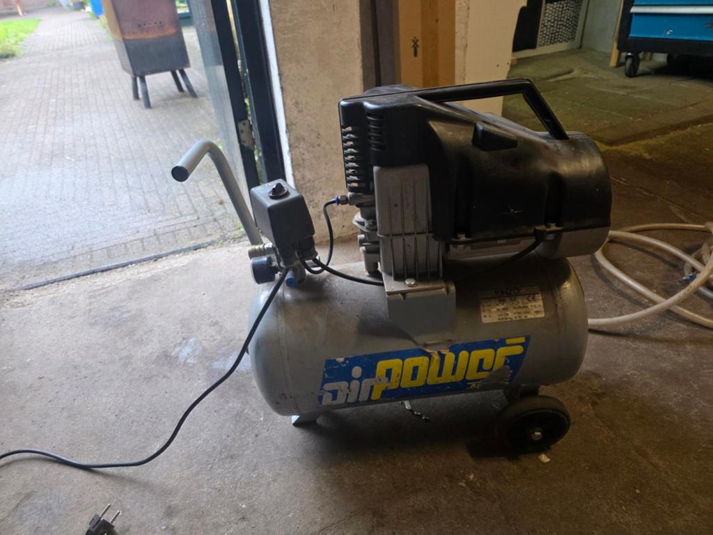 Kinzo compressor, Ophalen, Gebruikt, 6 tot 10 bar, 200 tot 400 liter/min
