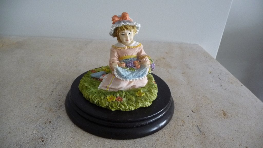 Beeldje van meisje met bloemenmandje op sokkel, Antiek en Kunst, Minder dan 20 cm, Ophalen of Verzenden, Handgemaakt, Beeld