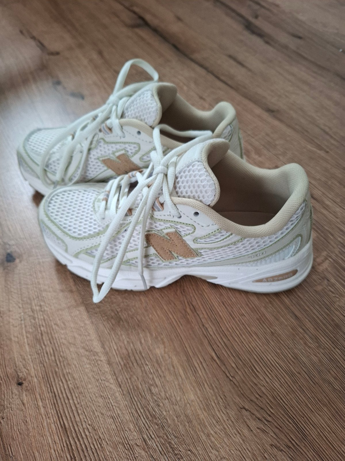 New Balance 39,5 wit, groen, bruin, Kleding | Dames, Schoenen, Ophalen of Verzenden, Zo goed als nieuw, Wit, Sneakers of Gympen