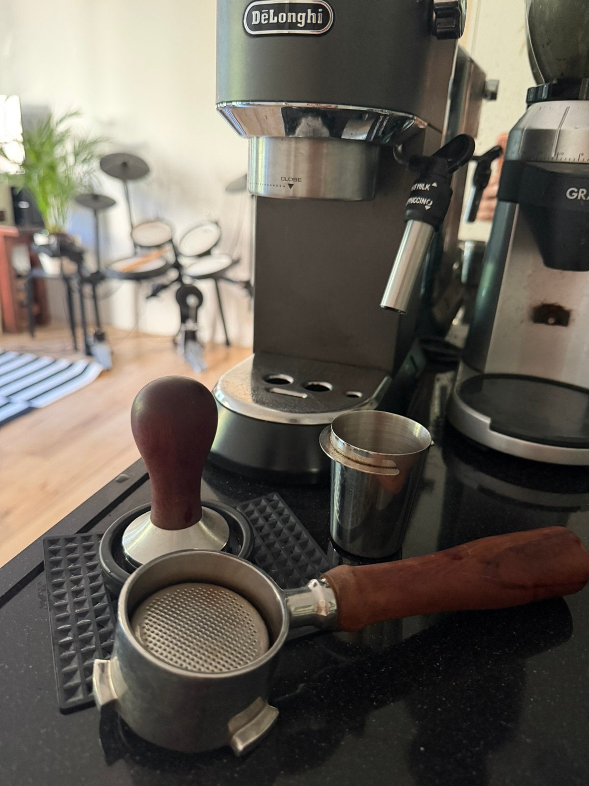 De'Longhi Dedica +Barista tools EC685.BK Espressomachine, Espresso apparaat, Gemalen koffie, Zo goed als nieuw, 1 kopje