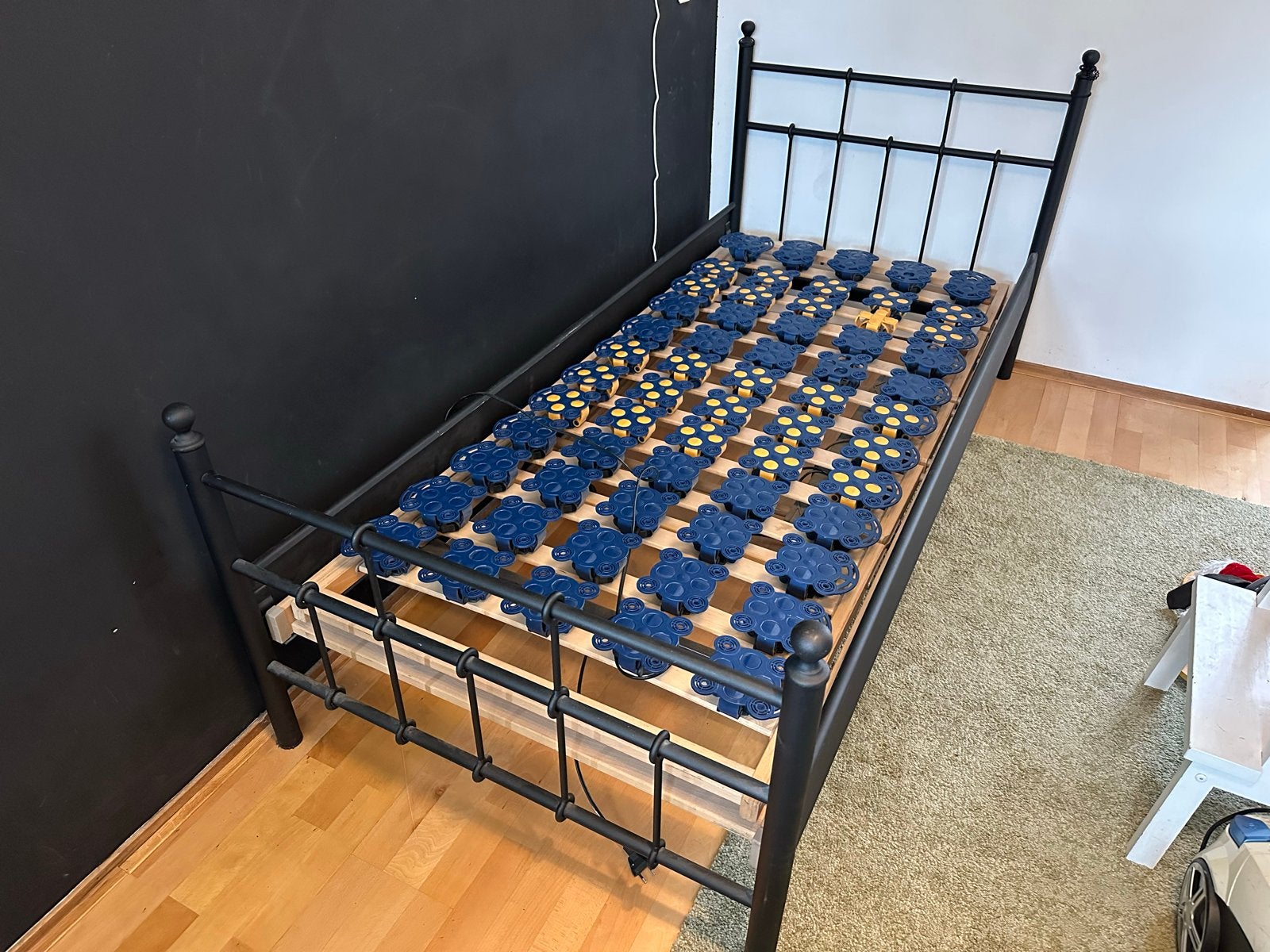Zwart metalen eenpersoonsbed met verstelbare lattenbodem, Huis en Inrichting, 90 cm, Eenpersoons, Zwart, Ophalen of Verzenden