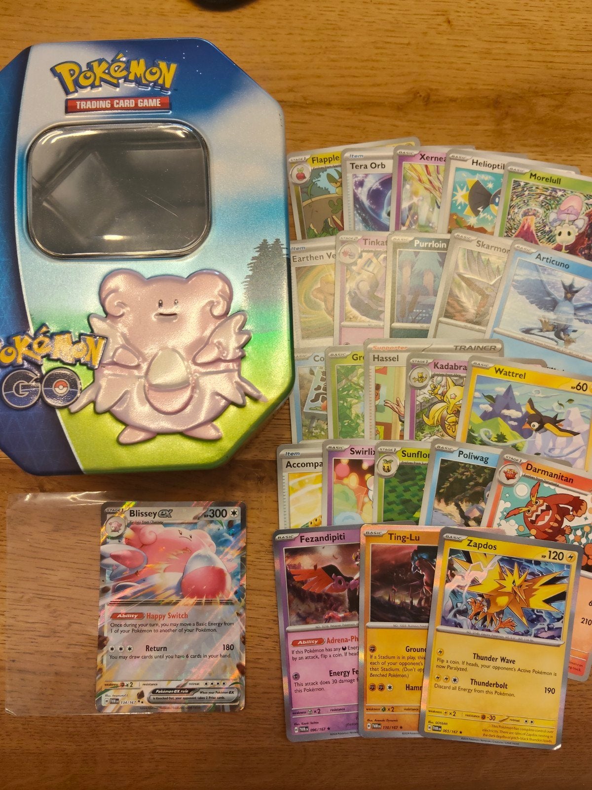 chansey tin gevuld met Pokémon kaarten, Ophalen of Verzenden, Zo goed als nieuw, Meerdere kaarten