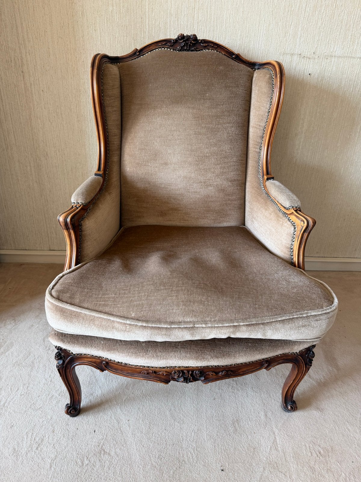 Antieke fauteuil met houtsnijwerk en fluwelen bekleding, Ophalen
