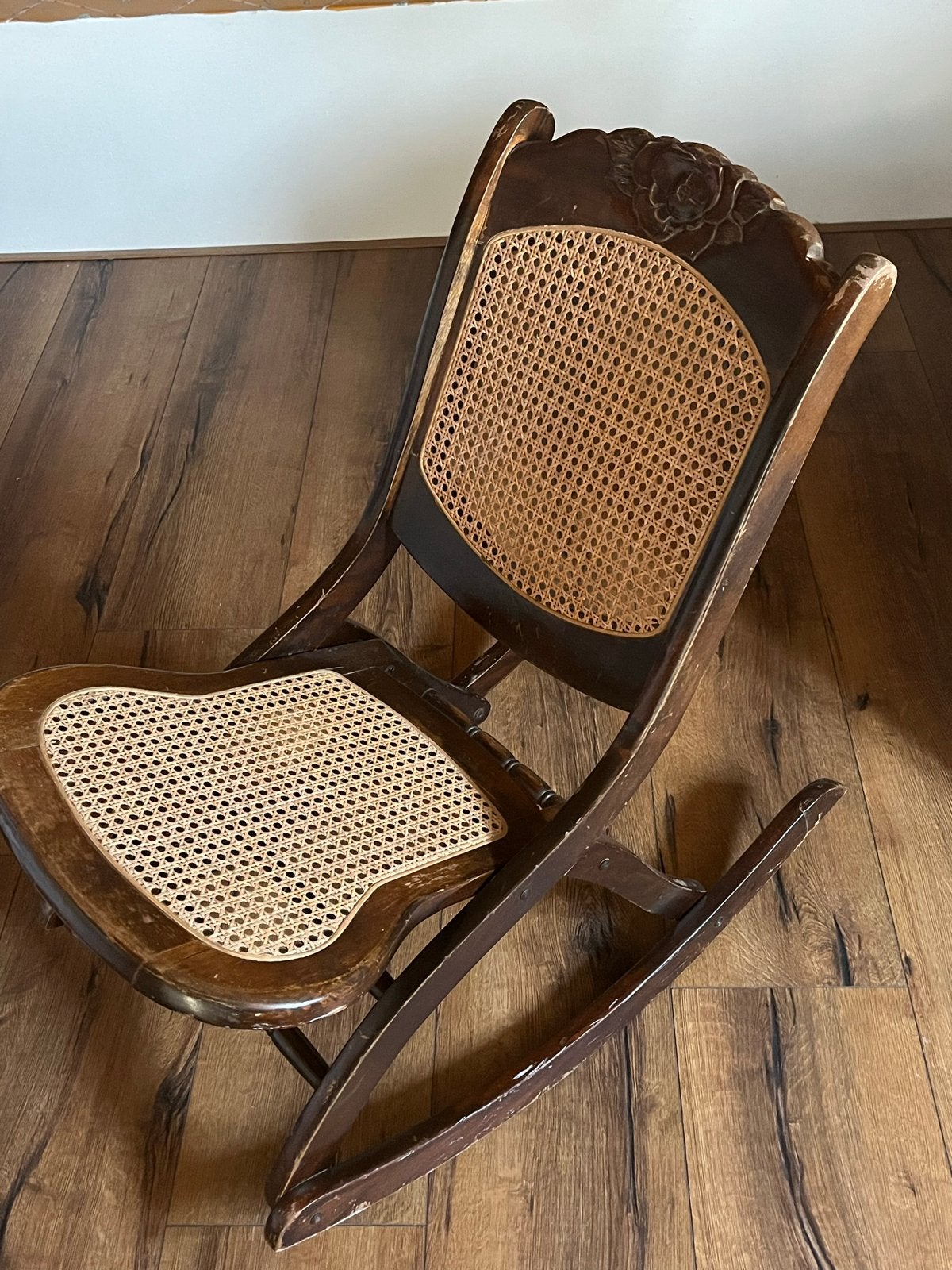 Antieke Schommelstoel met Rotan Zitting en Rugleuning, Ophalen
