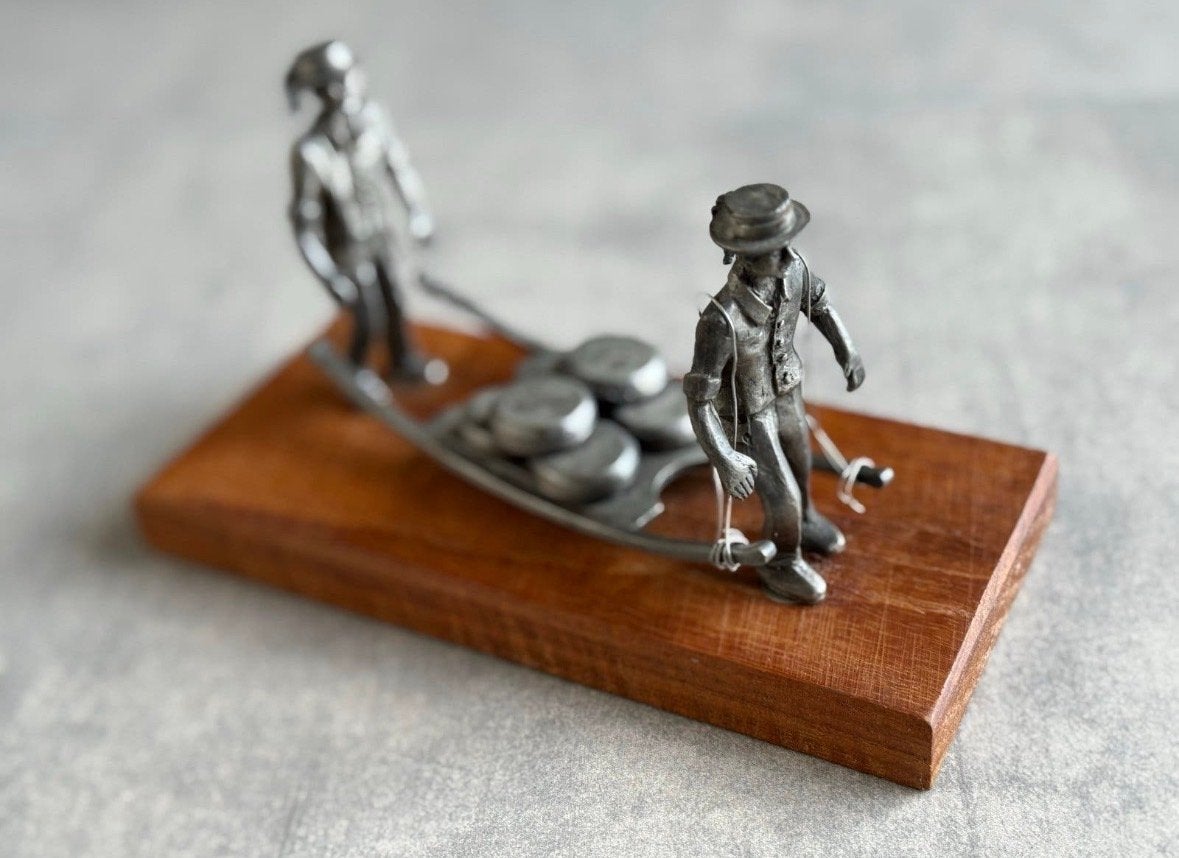 Tinnen Kaasdragers op Houten Sokkel - Uniek Decoratief Stuk, Ophalen of Verzenden