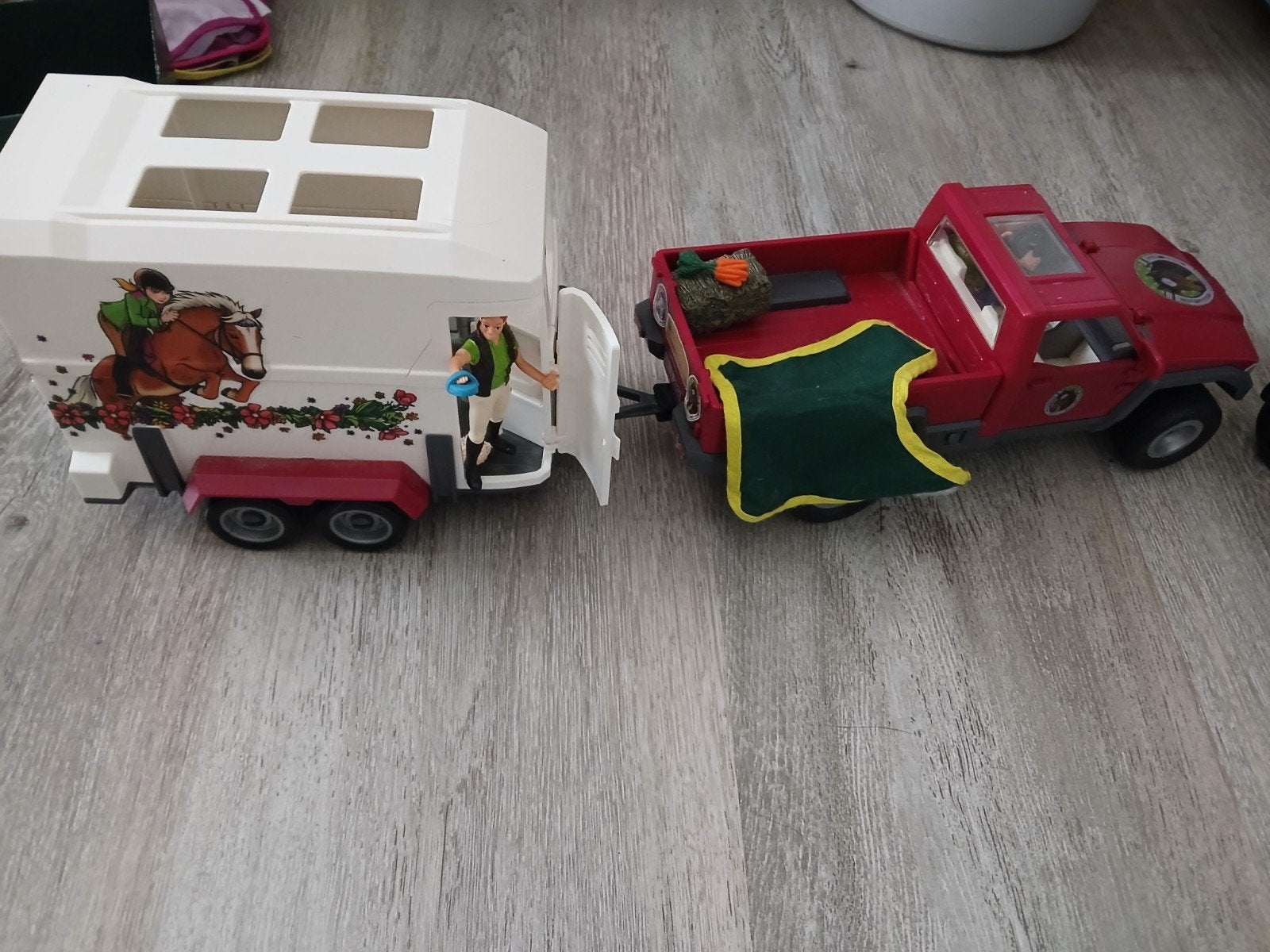 Schleich auto met paardentrailer en accessoires, Ophalen, Gebruikt