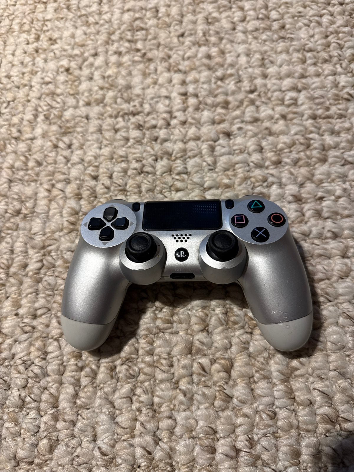 Foto 3 van PlayStation 4 Slim met 2 controllers en headset