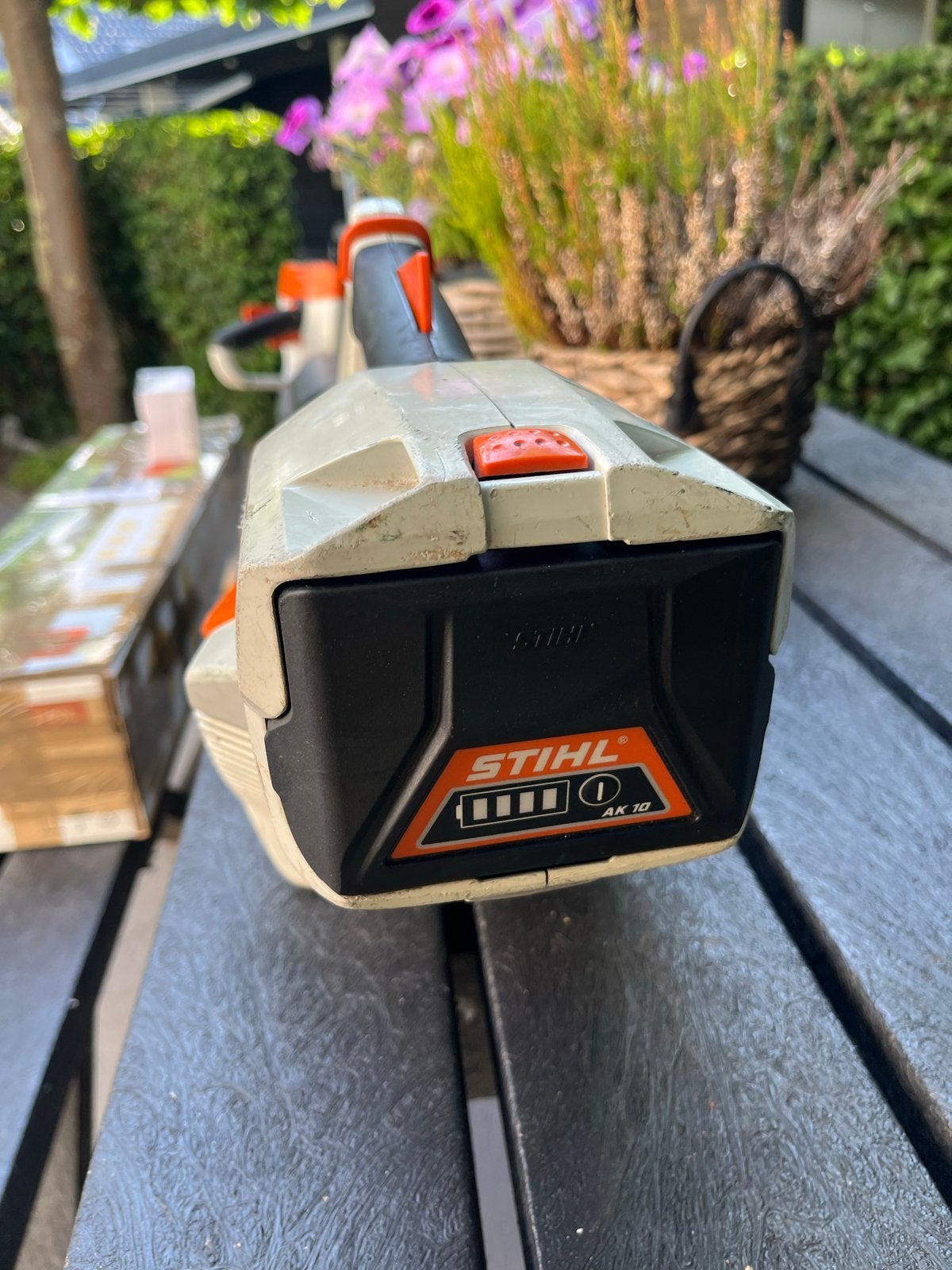 Stihl BGA 57 Accu Bladblazer met AK 10 Accu, Ophalen of Verzenden, Zo goed als nieuw, Accu, Handgedragen