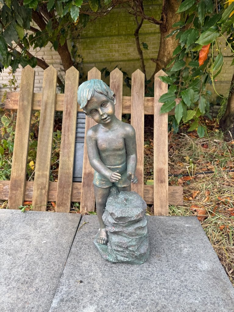 Bronzen beeldje jongen met waterornament, Ophalen of Verzenden, Zo goed als nieuw, Kunststof, Waterornament