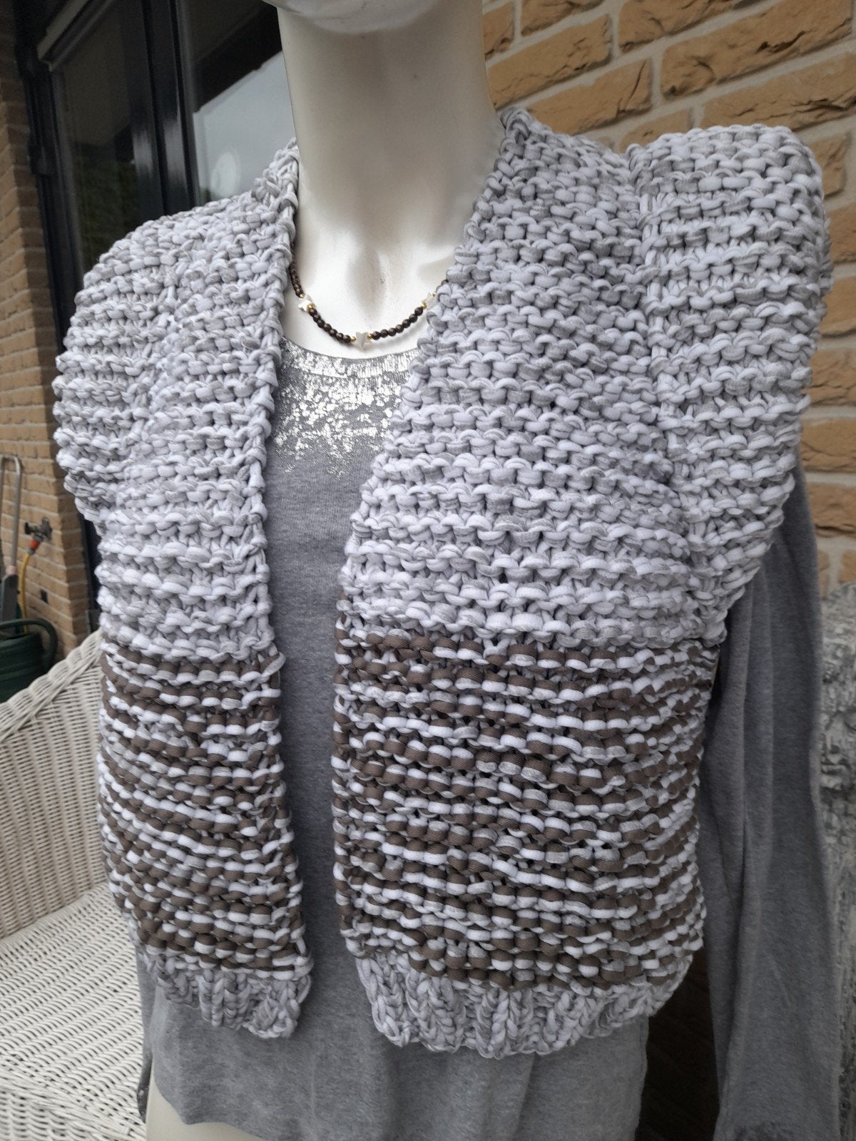 Nieuw handgebreid Gilet model Kiro by Kim, Ophalen of Verzenden, Nieuw, Maat 38/40 (M), Grijs