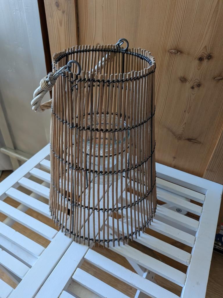 Windlicht van riet en staaldraad met draagbeugel, Huis en Inrichting, Woonaccessoires | Kandelaars en Kaarsen, Overige materialen