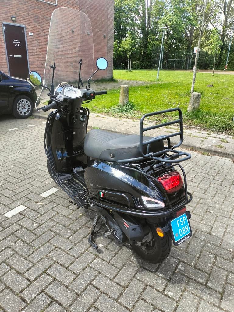 Senzo Rivalux scooter, Fietsen en Brommers, Snorfietsen en Snorscooters, Ophalen of Verzenden, Zo goed als nieuw, Benzine, Overige merken