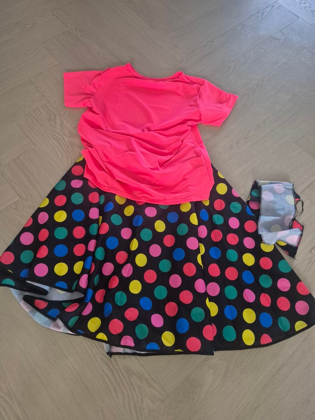 Carnavalsoutfit: Neon Roze T-shirt & Polkadot Rok Maat M, Maat 38/40 (M), Carnaval, Ophalen of Verzenden, Zo goed als nieuw