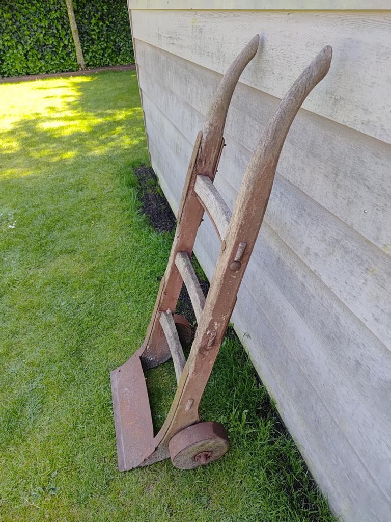 Zeer oude steekwagen met ijzeren wielen en hardhout, Antiek en Kunst, Ophalen