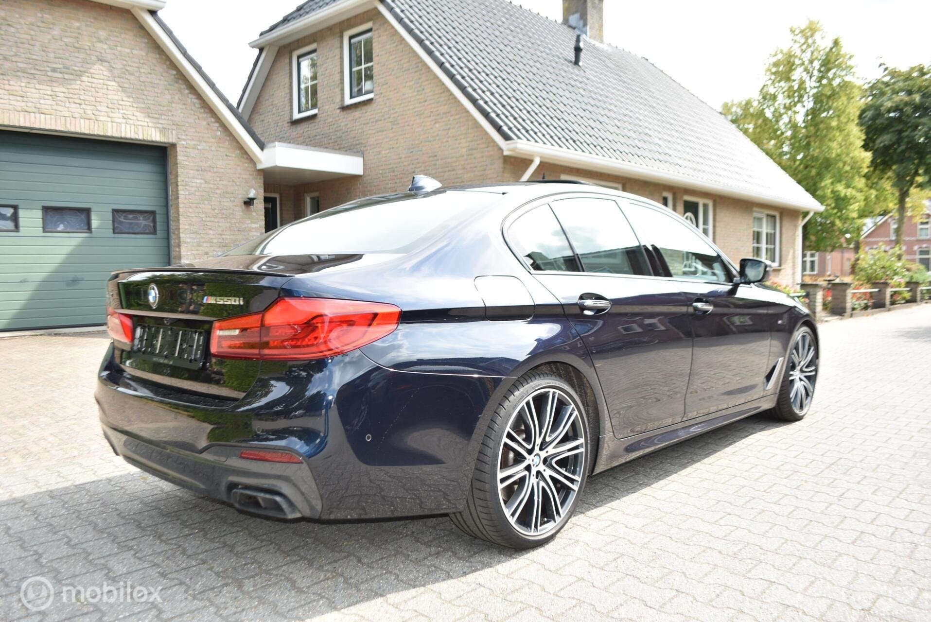 BMW M550i X Drive aut (Kantelende zuiger) 1e eign!, Auto's, Automaat, Dealer onderhouden, Gebruikt, 4395 cc
