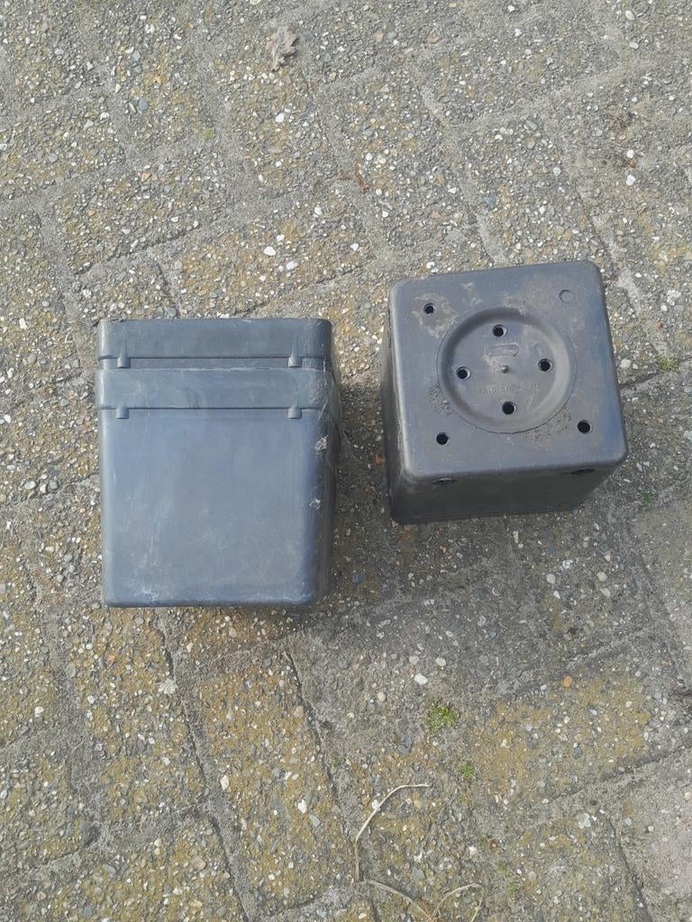 Gebruikte vierkante kunststof bloempotten, Kunststof, Gebruikt, Ophalen of Verzenden, Minder dan 40 cm