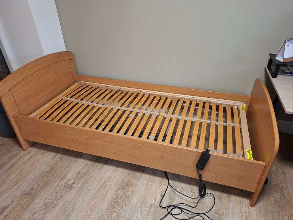 1 persoons bed met elektrisch verstelbare lattenbodem., Ophalen, 90 cm, Eenpersoons, Hout