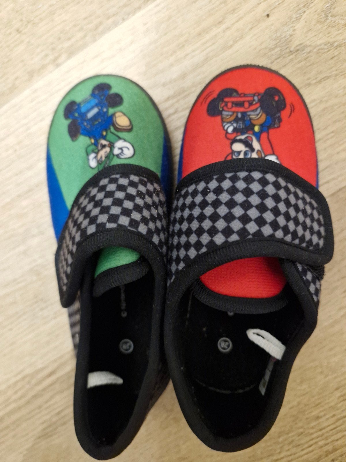 Sloffen maat 28 mario en luigi, Ophalen of Verzenden, Jongen of Meisje, Overige typen