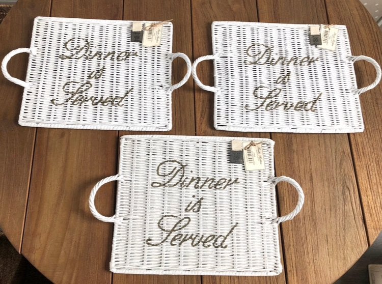 Riviera Maison 3 Witte Rotan Dienbladen 'Dinner is Served', Nieuw, Ophalen of Verzenden, Landelijk, Natuurlijk materiaal