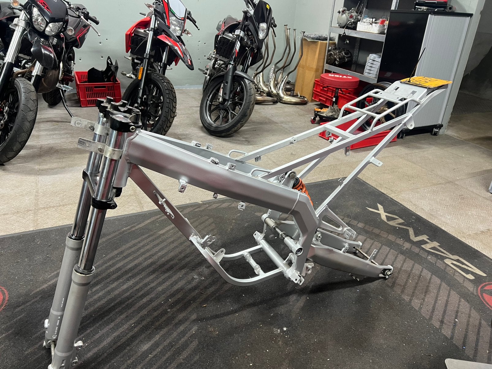 Derbi senda frame incl vork, achterbrug en veer, Fietsen en Brommers, Ophalen, Frame, Frame, voorvork, achterbrug en veer, Derbi senda r