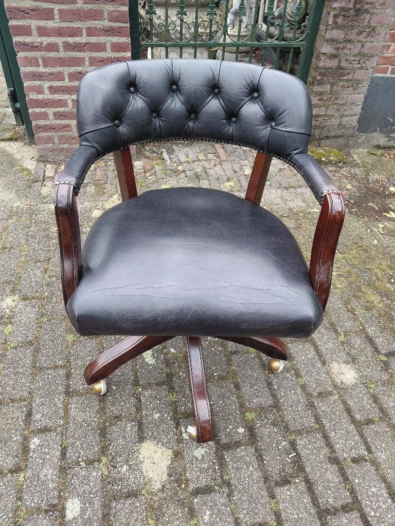 Chesterfield bureaustoel, zgn. captains chair., Ophalen