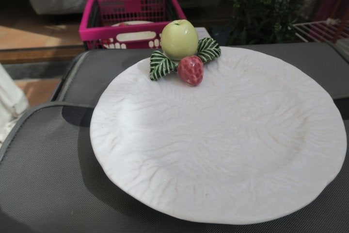 Bord wit met vaste decoratie (appel, aardbei, blaadjes), Overige merken, Vintage, Nieuw, Ophalen of Verzenden