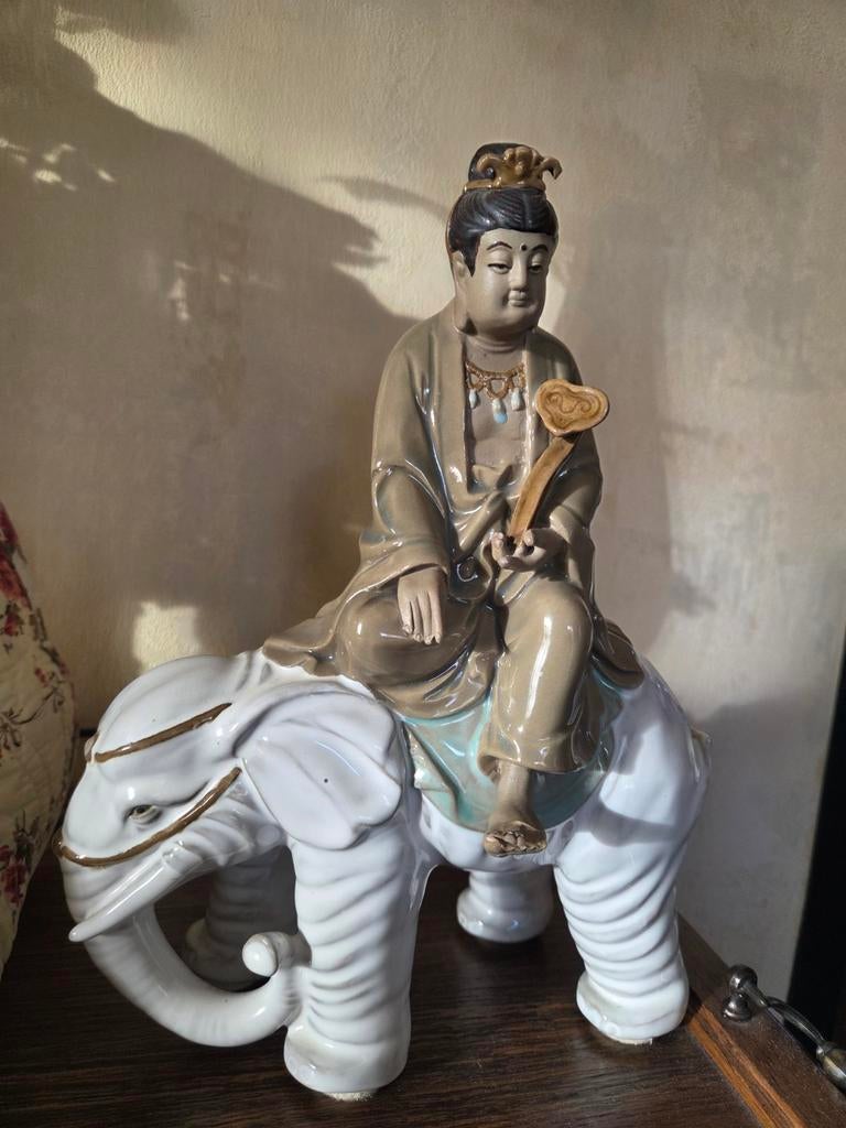 Boeddha op olifant - Porselein, Antiek en Kunst, Antiek | Porselein, Ophalen of Verzenden