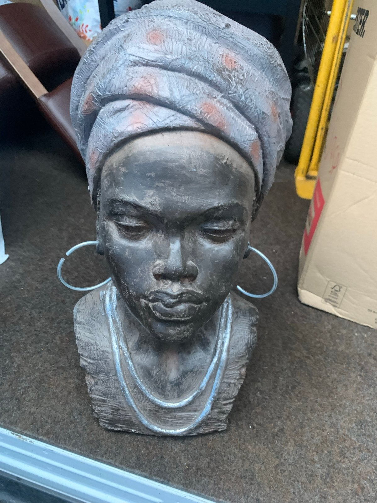 Decoratieve buste van Afrikaanse vrouw met hoofddoek, Buste, Ophalen of Verzenden, Handgemaakt, Steen of Keramiek