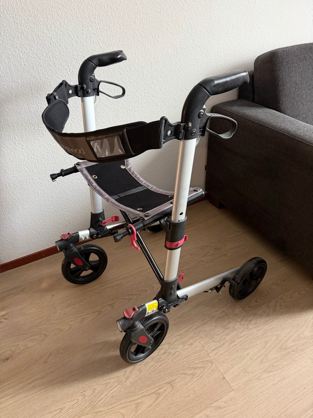 WheelzAhead TRACK rollator – lichtgewicht - binnen en buiten, Ophalen, Lichtgewicht, Zo goed als nieuw