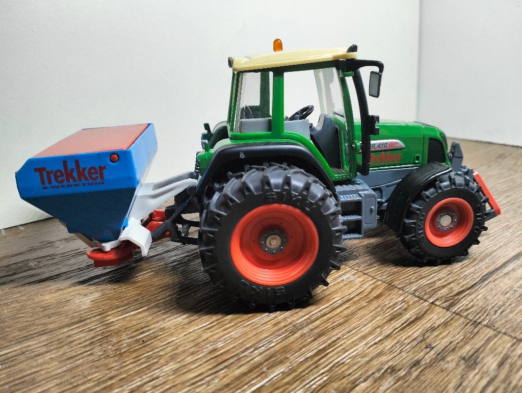 Te koop Siku Fendt 410 Vario strooier trekker en werktuig(A), Ophalen of Verzenden, Zo goed als nieuw, Tractor of Landbouw, SIKU