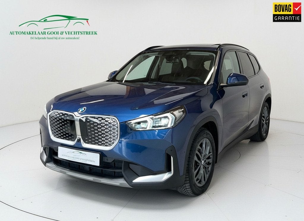 BMW IX1 XDrive30 67 kWh - Panorama - Trekhaak - HarmanKardon, Auto's, Automaat, 12 maanden, Gebruikt, Blauw