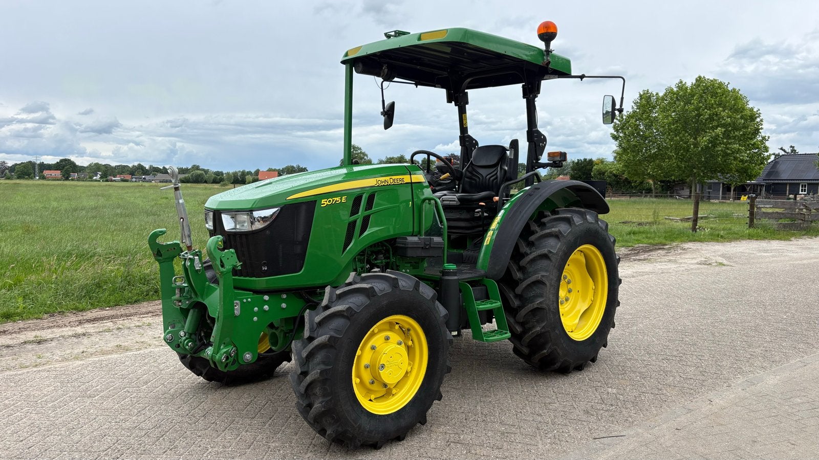 John Deere 5075E (autotrack ready), Zakelijke goederen, Agrarisch | Tractoren, Gebruikt, Tot 2500, Tot 80 Pk, Ophalen