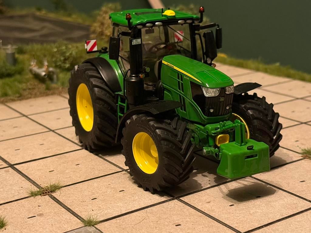 John deere 6250 R verbouwd 1:32 wiking, Hobby en Vrije tijd, Modelauto's | 1:32, Ophalen of Verzenden, Zo goed als nieuw, Tractor of Landbouw