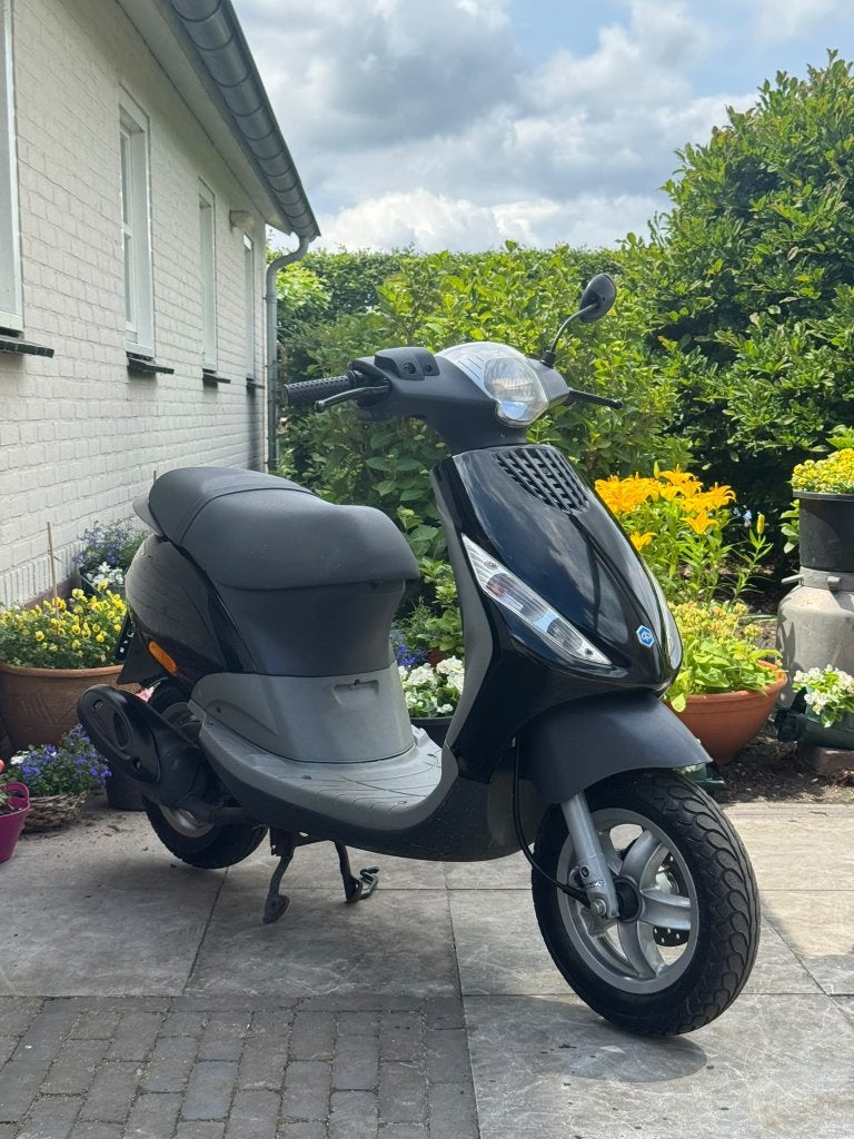 ⭐️Piaggio zip 2t 50cc NIEUWSTAAT 2793 Km glans zwart⭐️