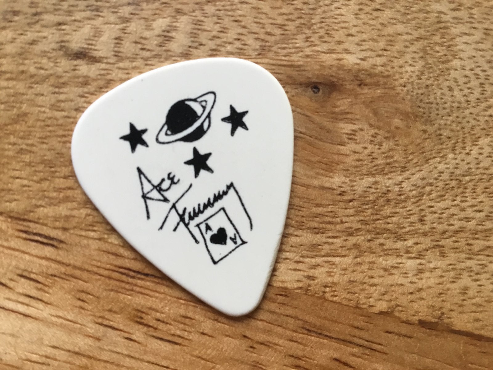 Gitaar plectrum met Ace Frehley handtekening en design, Ophalen of Verzenden, Zo goed als nieuw, Overige typen