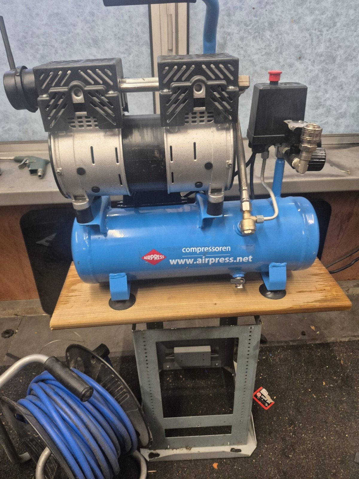Airpress Compressor 750W 8 bar met 10m slanghaspel, Doe-het-zelf en Verbouw, Gebruikt, 6 tot 10 bar, Ophalen of Verzenden, Minder dan 200 liter/min