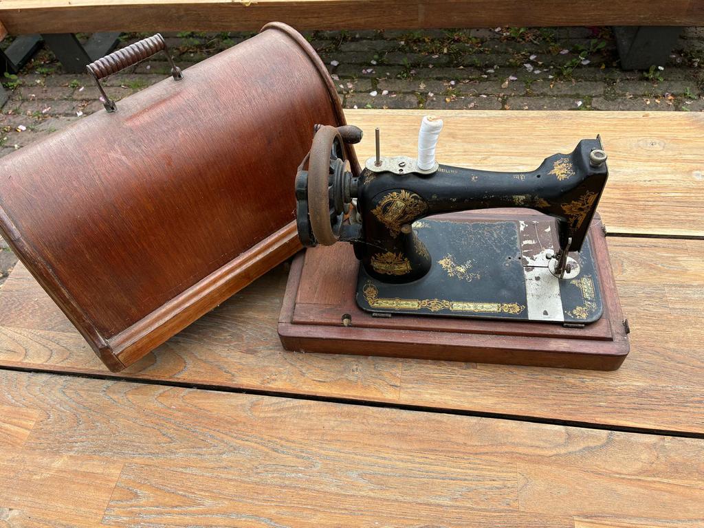 Antieke Naaimachine, Ophalen