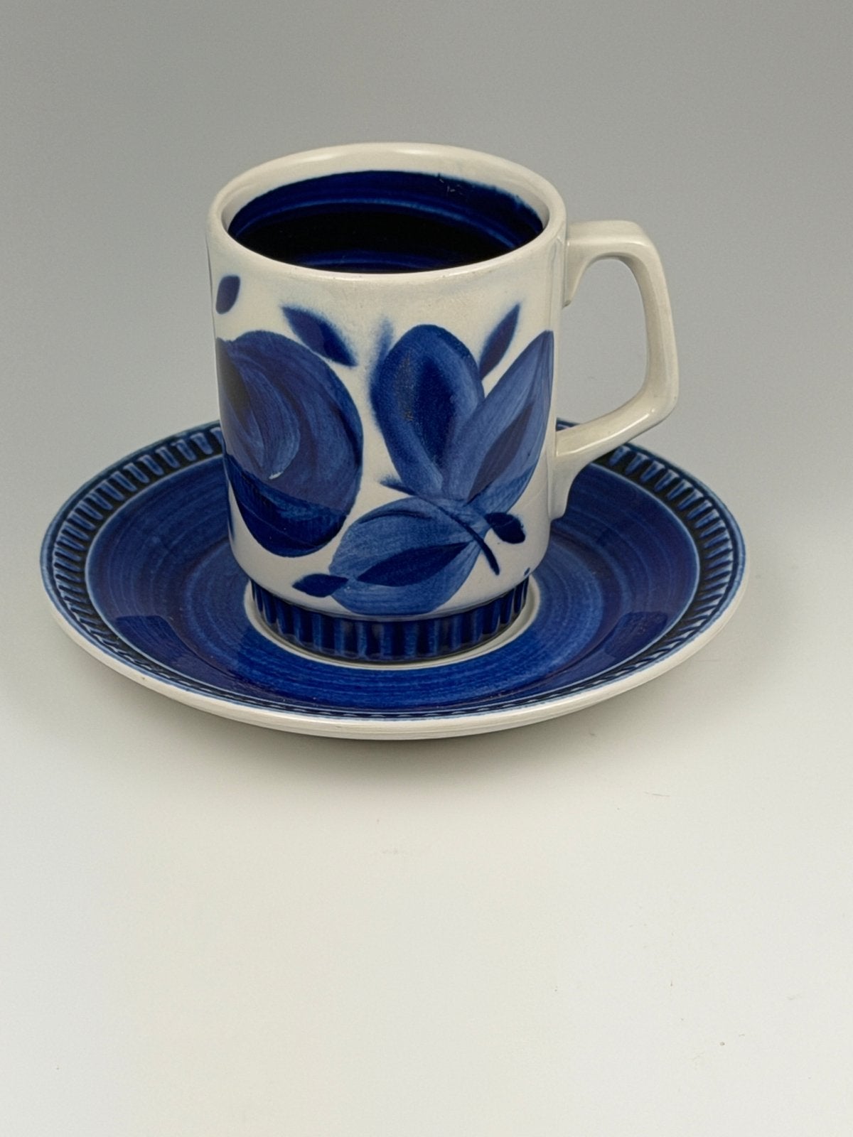 Boch La Louvière kop en schotel blauw bloemendecor – België, Ophalen