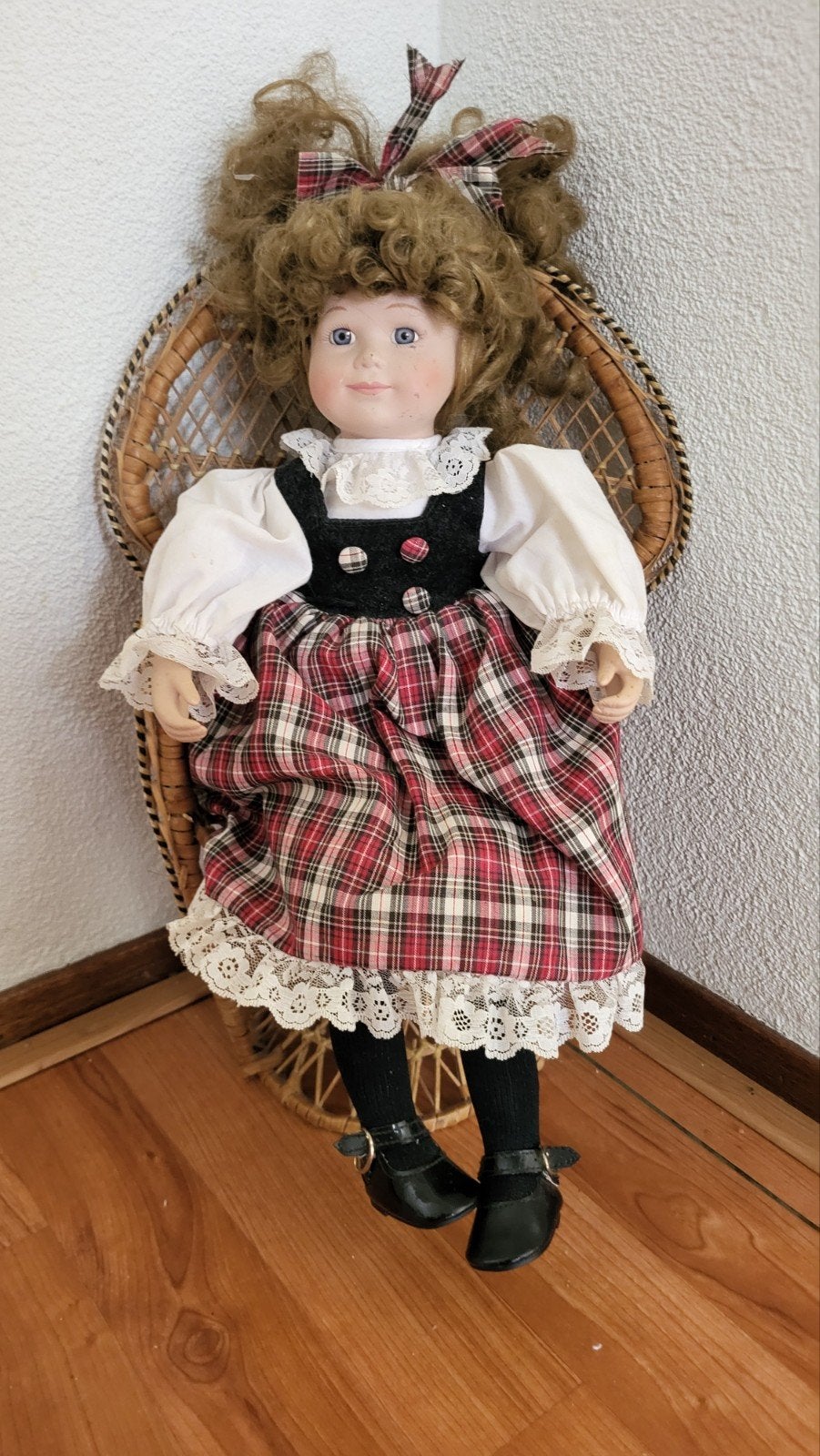 Vintage Porseleinen Pop met Schotse Ruit Jurk, Verzamelen, Poppen, Ophalen of Verzenden, Gebruikt, Pop, Levensecht of Reborn
