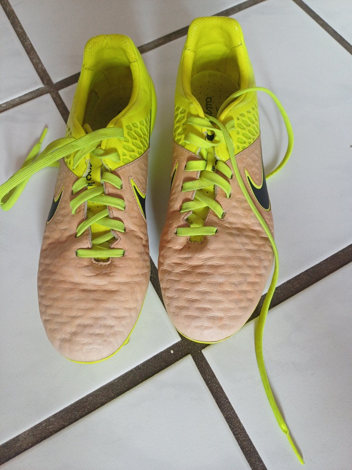 gele voetbalschoenen maat 40,5, Maat XS of kleiner, Ophalen of Verzenden, Gebruikt, Schoenen
