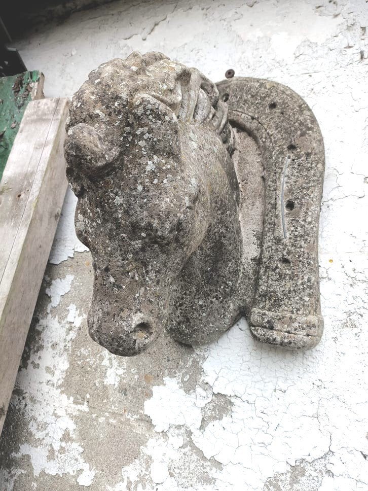 Betonnen tuinbeeld paardenhoofd in hoefijzer hangend., Ophalen, Gebruikt, Beton, Dierenbeeld