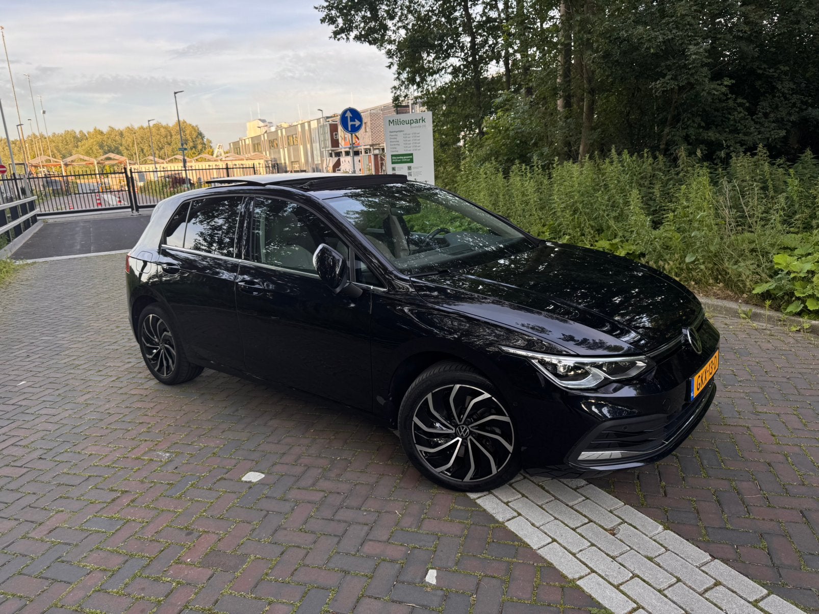 VOLKSWAGEN GOLF 1.4 EHYBRID 204 PK 2021 – BEIGE STOELEN, 1490 kg, Beige, 4 cilinders, Zwart